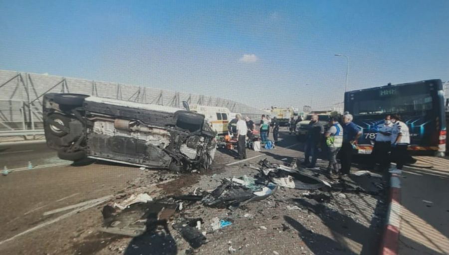 مطار بن غوريون : حادث طرق بين باص وسياره تجاريه واصابه خطيره.
